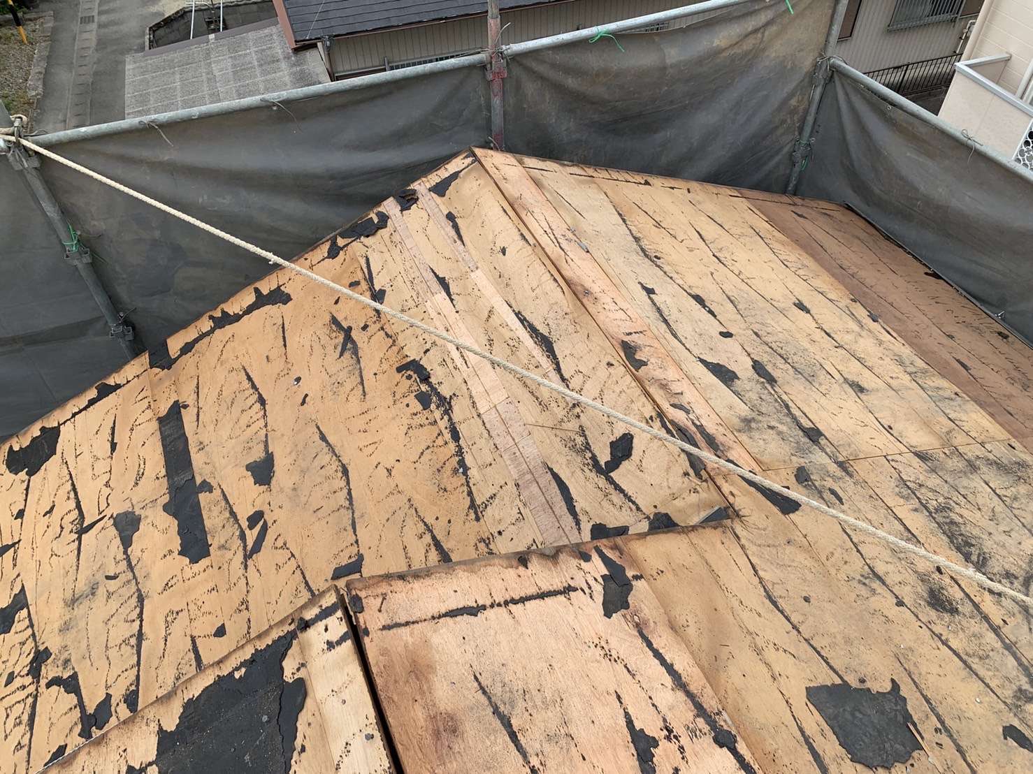 【一宮市】屋根のアスベスト建材の撤去作業です。