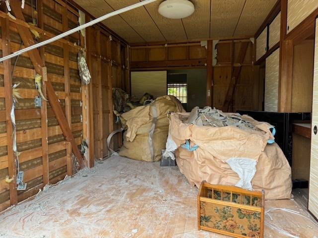 建物の解体工事を始める前にまずは建物内の壁材や断熱材を撤去して、フレコンバックへ別々に入れます。断熱材はチクチクしてかゆい！