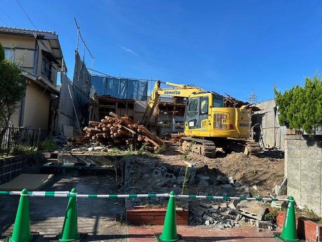 重機を入れて解体工事を進めていきます。木造のお家も柱は別にして運びます。