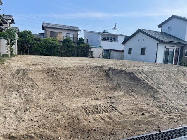 建物の基礎部分、庭木、アプローチなど全て撤去して整地を終え、重機も搬出して工事が完工です。