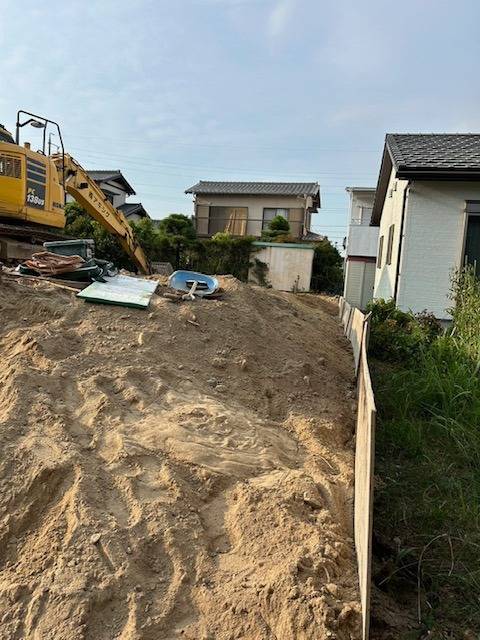 施主様の希望でお隣との境にベニヤ板で仕切って欲しいとのこと。お隣に土が流れないように作業を進めます。