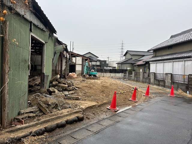 【愛西市　毛織工場と住居解体工事】